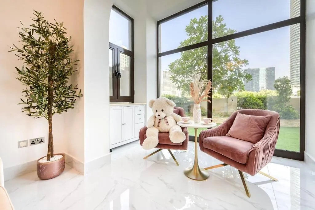 Downtown Beautiful 1Bed With Outdoor Garden Apartment Dubai
